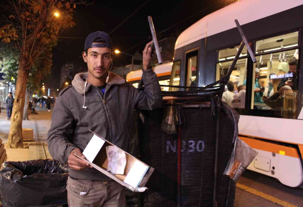 Ai̇lesi̇ni̇ Görebi̇lmek İçi̇n Akşama Kadar Karton Topluyor