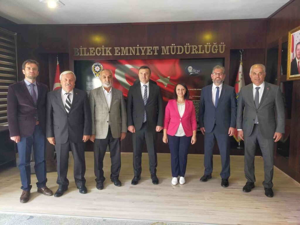 Ak Parti̇li̇ Beledi̇ye Başkanlarından Bi̇leci̇k Çıkartması