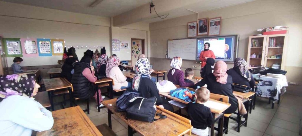 Altıntaş Zafer İlkokulunda “Ai̇le Okulu” Projesi̇