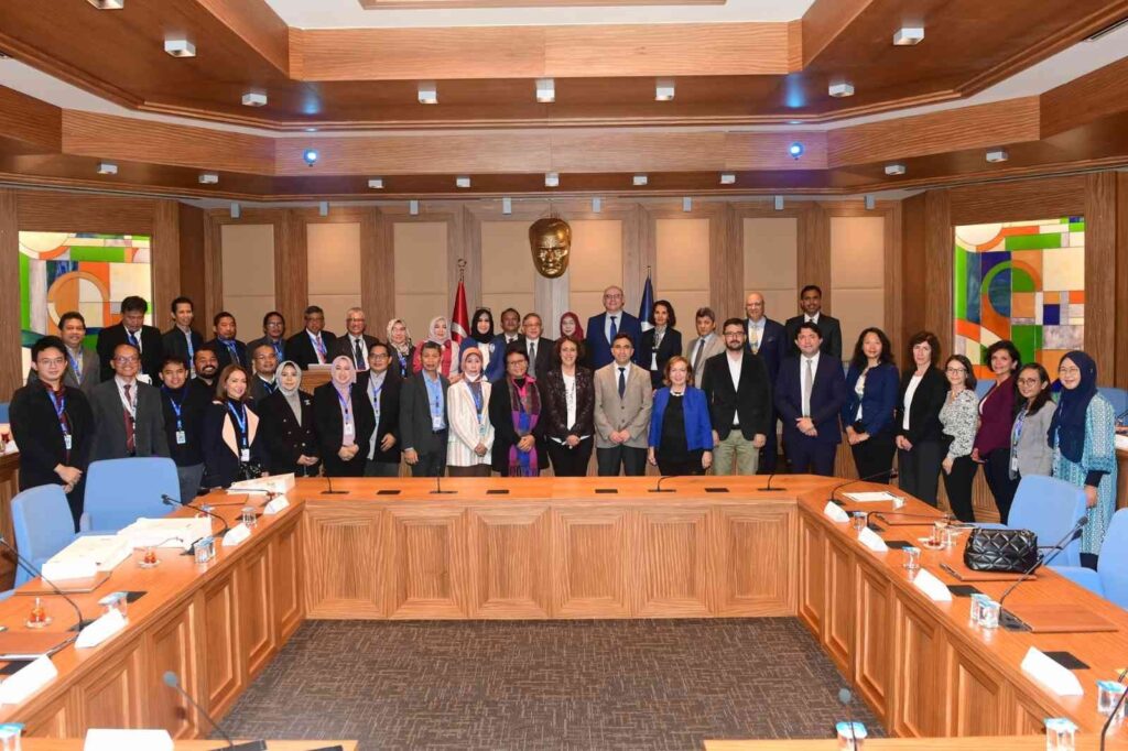 Anadolu Üni̇versi̇tesi̇ İle Endonezya Apti̇kom Arasında Önemli̇ İş Bi̇rli̇ği̇