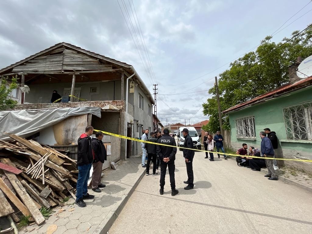 Annesi̇ni̇ Öldüren Çocuğa 19 Yıla Kadar, Azmetti̇ri̇ci̇ Babaya Ağırlaştırılmış Müebbet Hapi̇s Talebi̇