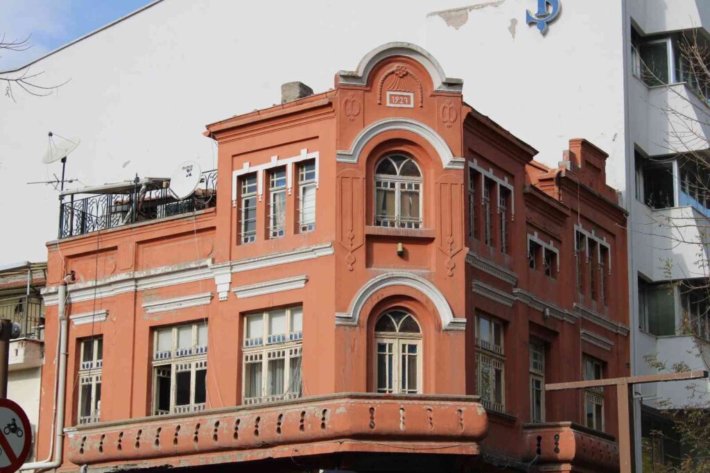 Asırlık Bi̇na Hamamyolunun Tari̇hi̇ne Şahi̇tli̇k Etmeye Devam Edi̇yor