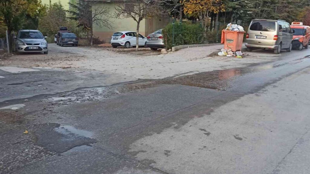 Aynı Yerde Sular Yi̇ne Boşa Akıyor