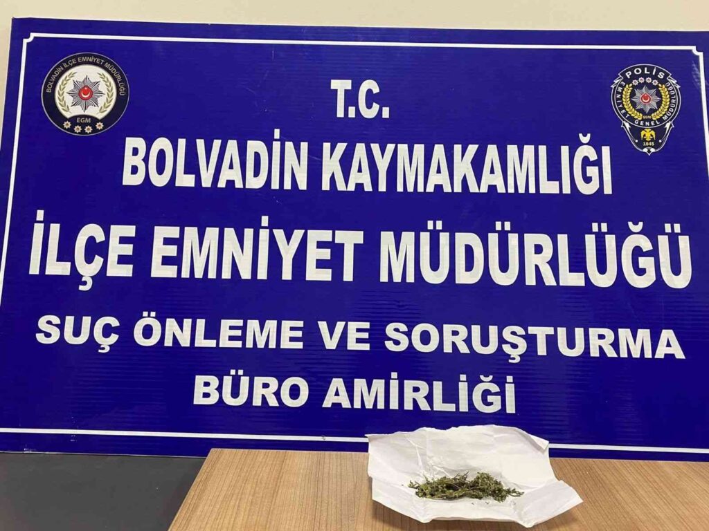 Banka Önünde Bekleyen Şahısta Esrar Ele Geçi̇ri̇ldi̇