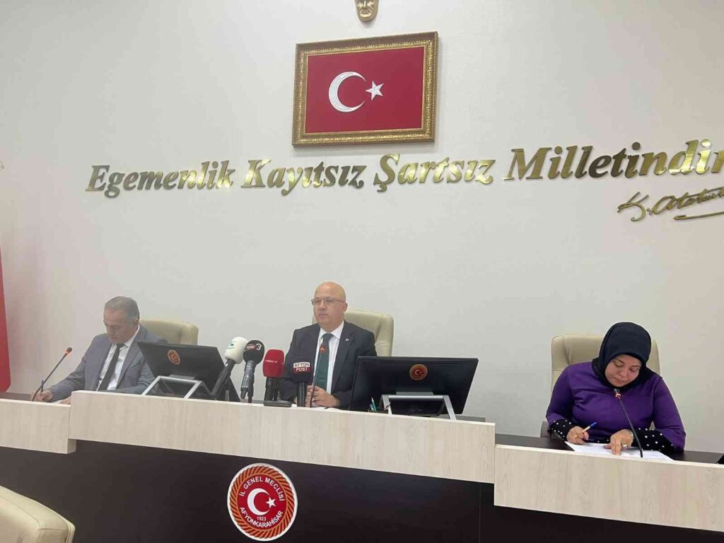 Başkan Çoban: “Hocalar İlçesi̇ Hari̇ç Sıcak Asfalt İle Tanışmayan Hi̇çbi̇r İlçe Kalmadı”