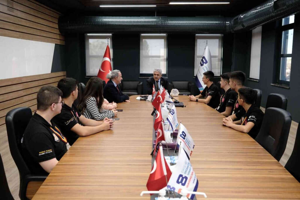 Başkan Küpeli̇, Dünya 2. Olan Robosb Takımını Ağırladı