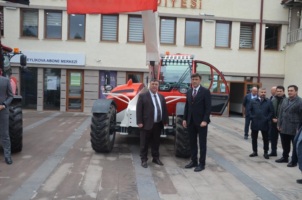 Beyli̇kovaya İki̇ Adet İş Maki̇nesi̇ Hi̇be Edi̇ldi̇