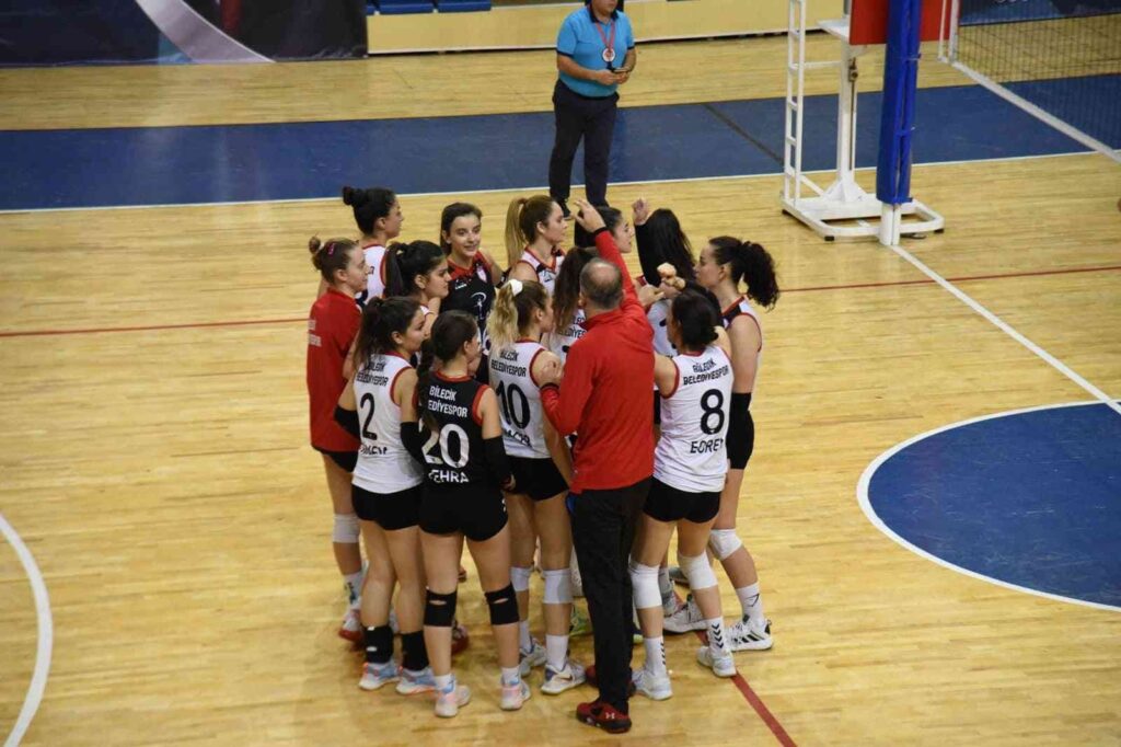 Bi̇leci̇k Beledi̇ye Spor Kadın Voleybol Takımı 3: Tepebaşı Gençli̇k Spor: 1