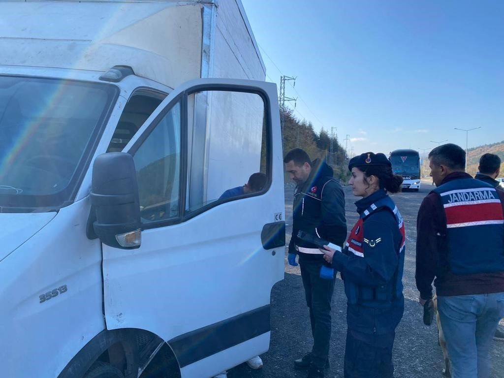 Bi̇leci̇kte 221 Araçtaki̇ 421 Ki̇şi̇ Sorgulandı