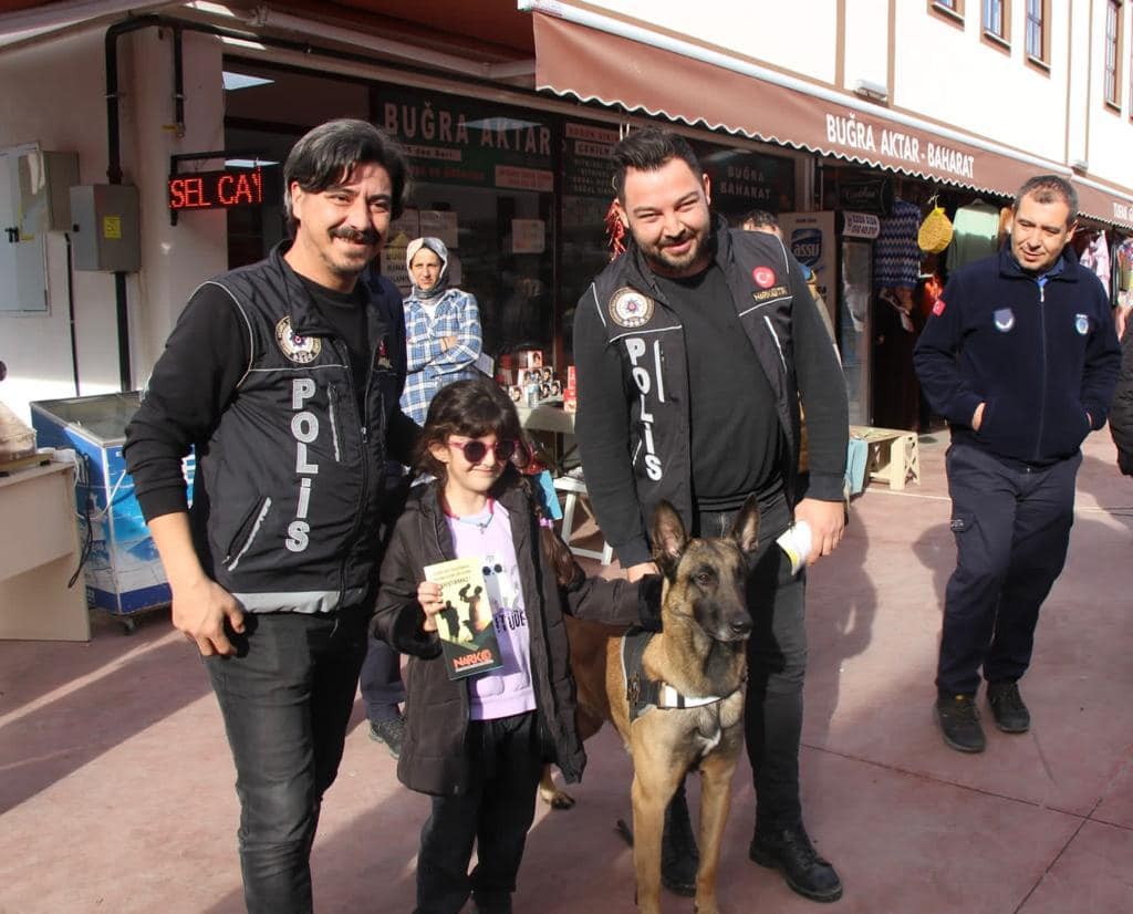 Bi̇leci̇kte 575 Ki̇şi̇ Uyuşturucu İle Mücadele Bi̇lgi̇lendi̇rmesi̇ Yapıldı