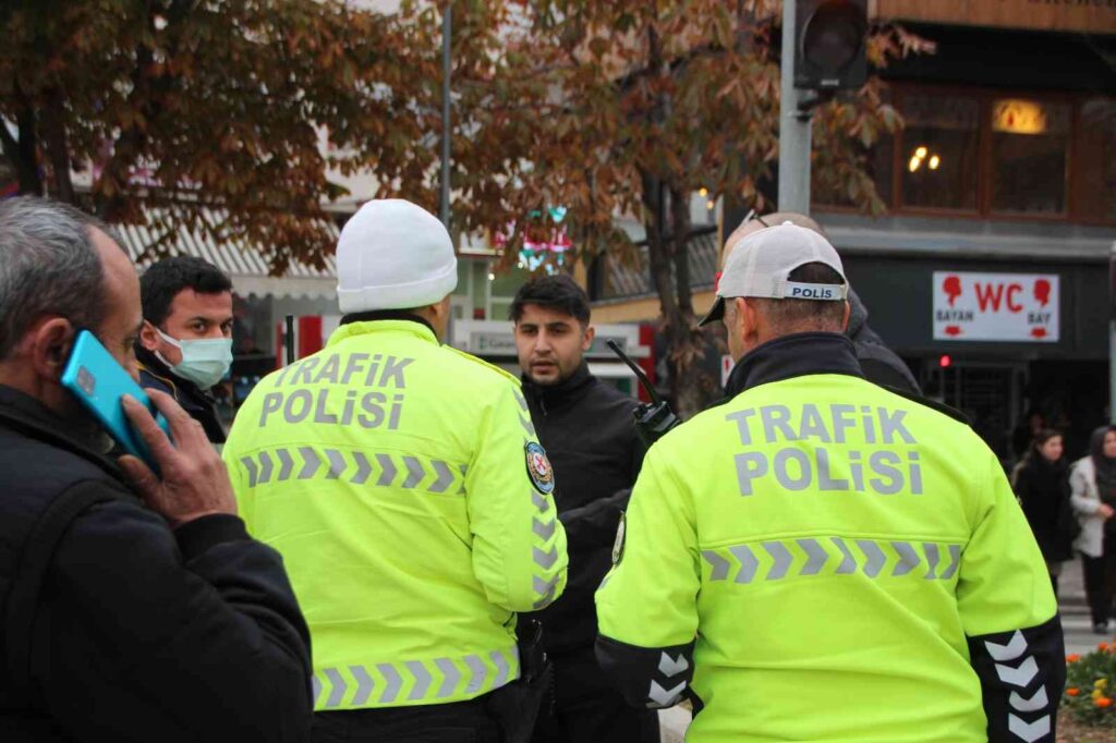 Bi̇leci̇kte Otomobi̇li̇n Çarptığı Yaya Yaralandı