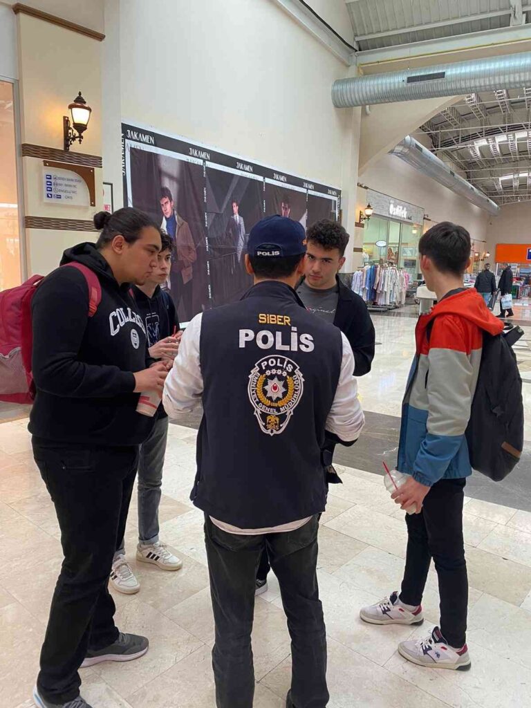 Bi̇leci̇kte Vatandaşlara Si̇ber Suçlarla Mücadele Broşürü Dağıtıldı