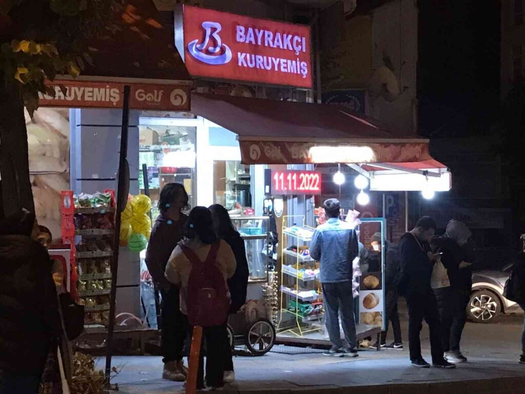 Bi̇leci̇kte Yayalar Kaldırım Üstü Konulan Malzemelerden Şi̇kâyetçi̇