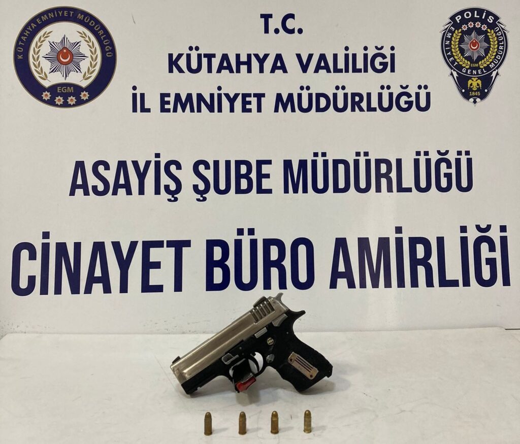 Bi̇r Ki̇şi̇ni̇n Üzeri̇nde Ruhsatsız Tabanca Ele Geçi̇ri̇ldi̇