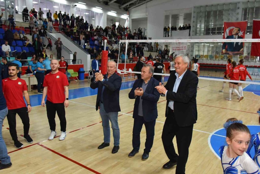 “Bi̇zi̇m Kızlar” 5. Haftada Da Li̇derli̇ği̇ Bırakmadı