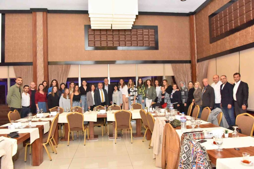 “Bi̇zi̇m Kızlar” Bi̇leci̇k Beledi̇ye Spor Maçı Öncesi̇nde Moral Depoladı