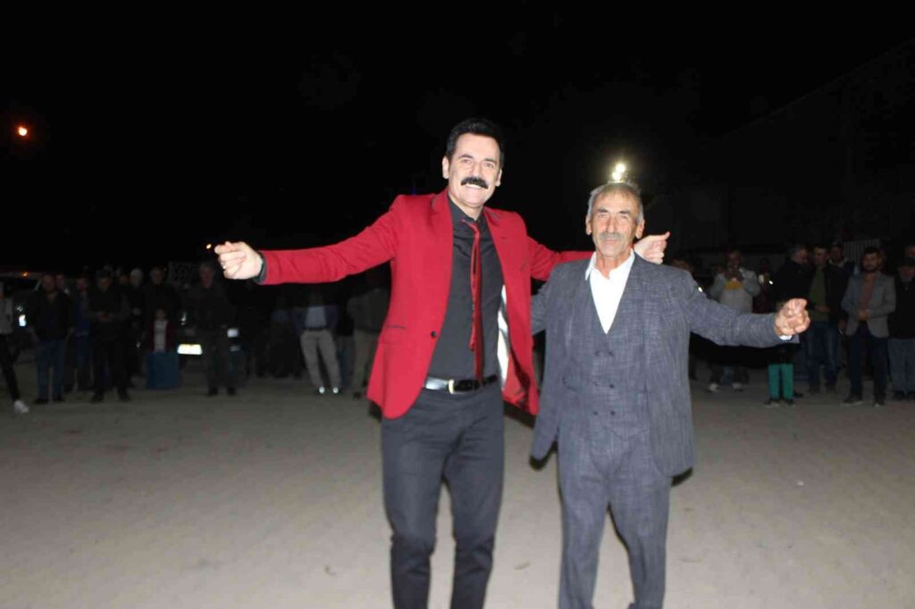 Bolulu Ramazan Çeli̇k, Osmaneli̇ndeki̇ Düğünde Mi̇safi̇rleri̇ Coşturdu