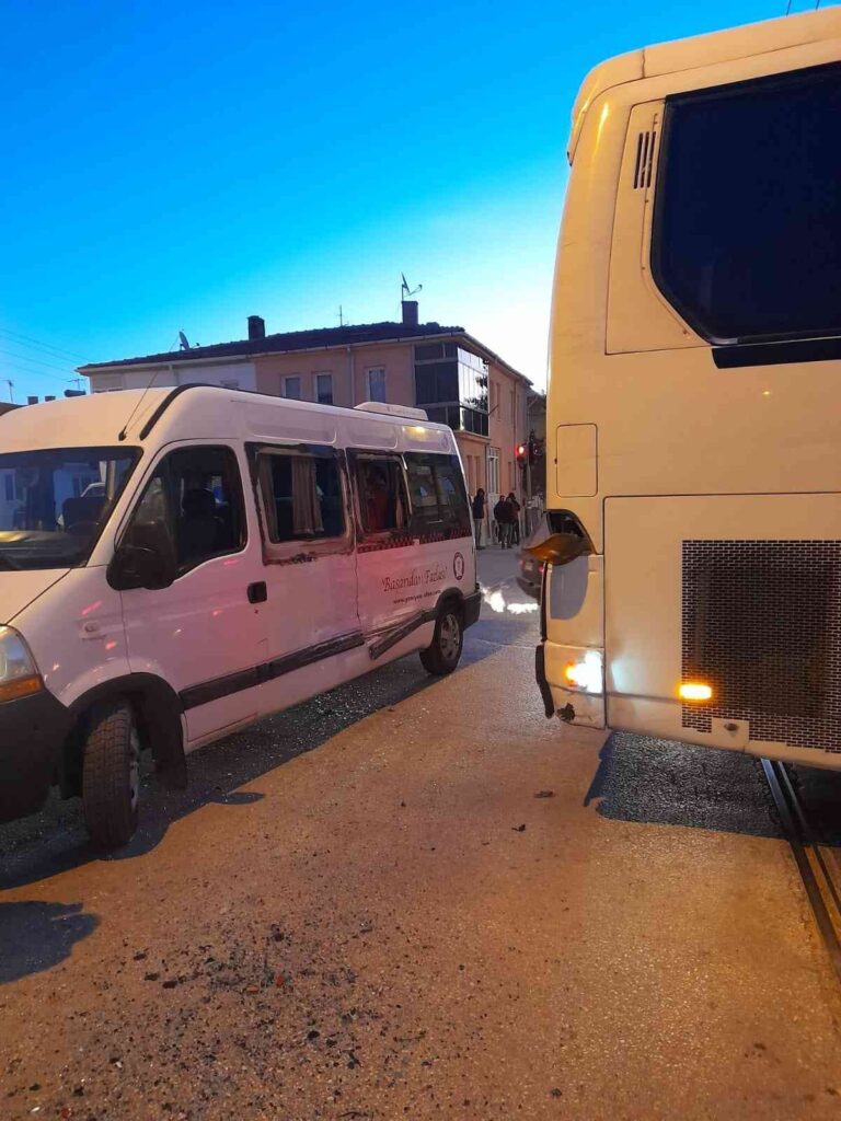 Camları Patlayan Okul Servi̇si̇ndeki̇ Öğrenci̇ler Pani̇k Yaşadı