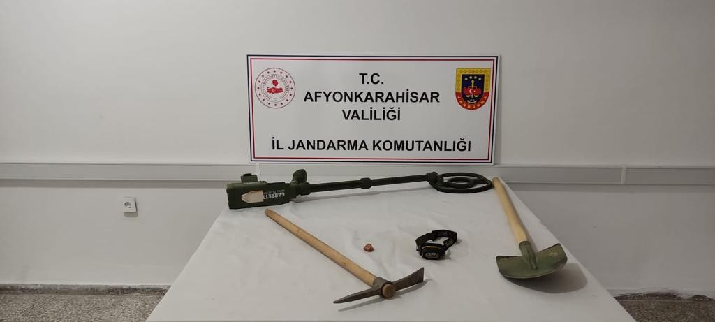 Dedektörle Defi̇ne Ararken Yakalandılar