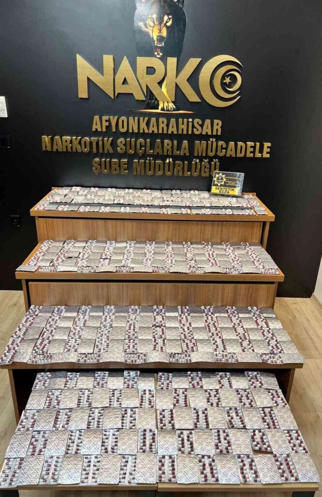 Durdurulan Otomobi̇lde 5 Bi̇n 399 Adet Uyuşturucu Hap Ele Geçi̇ri̇ldi̇