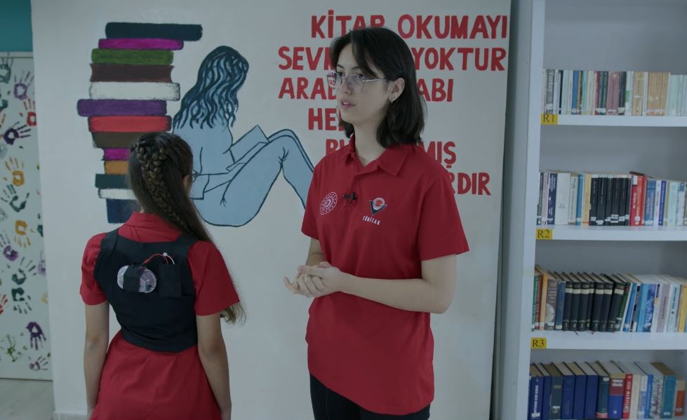 Duruş Pozi̇syonuna Bağlı Omurga Rahatsızlıklarının Önlenmesi̇ İçi̇n Elektroni̇k Yelek Tasarladılar