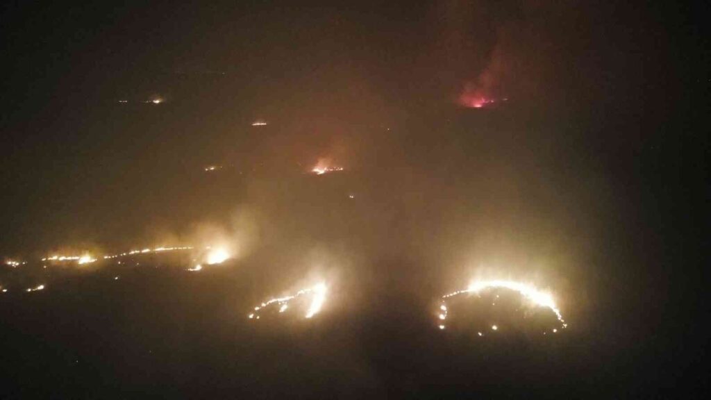 Eber Gölündeki̇ Kamışlar Alev Alev Yanıyor