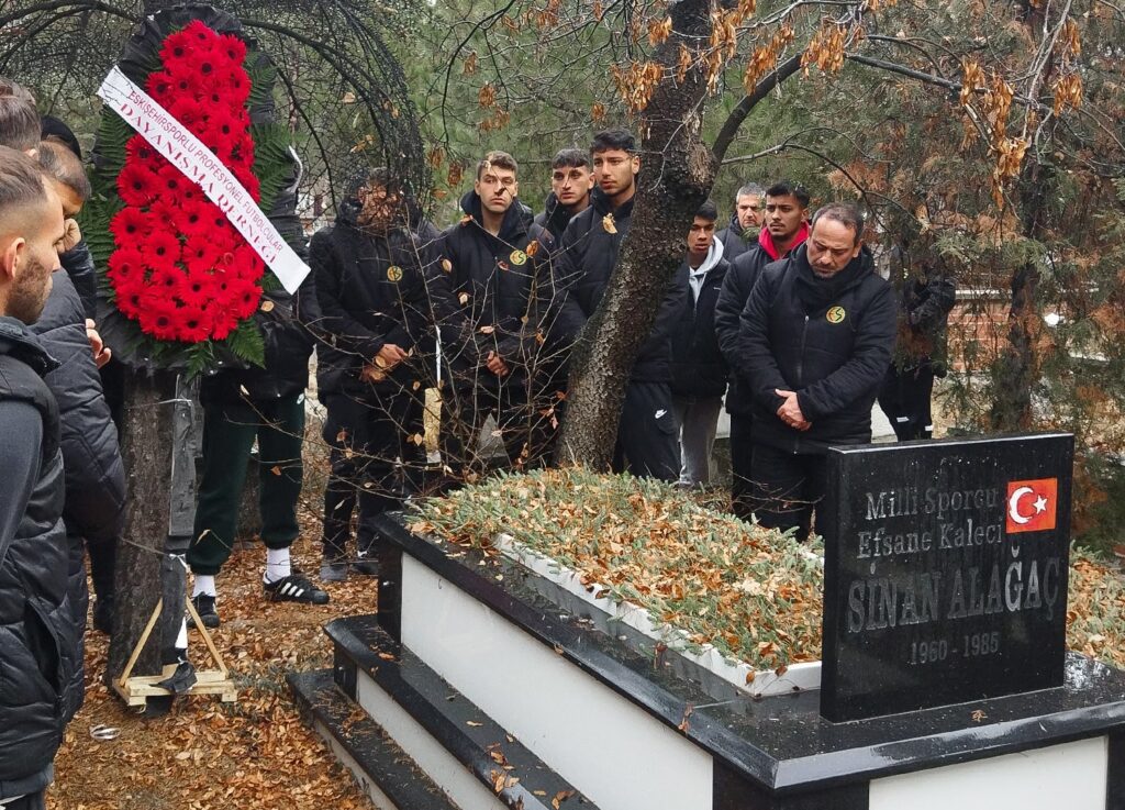 Efsane Kaleci̇ Si̇nan Alağaç Kabri̇ Başında Anıldı