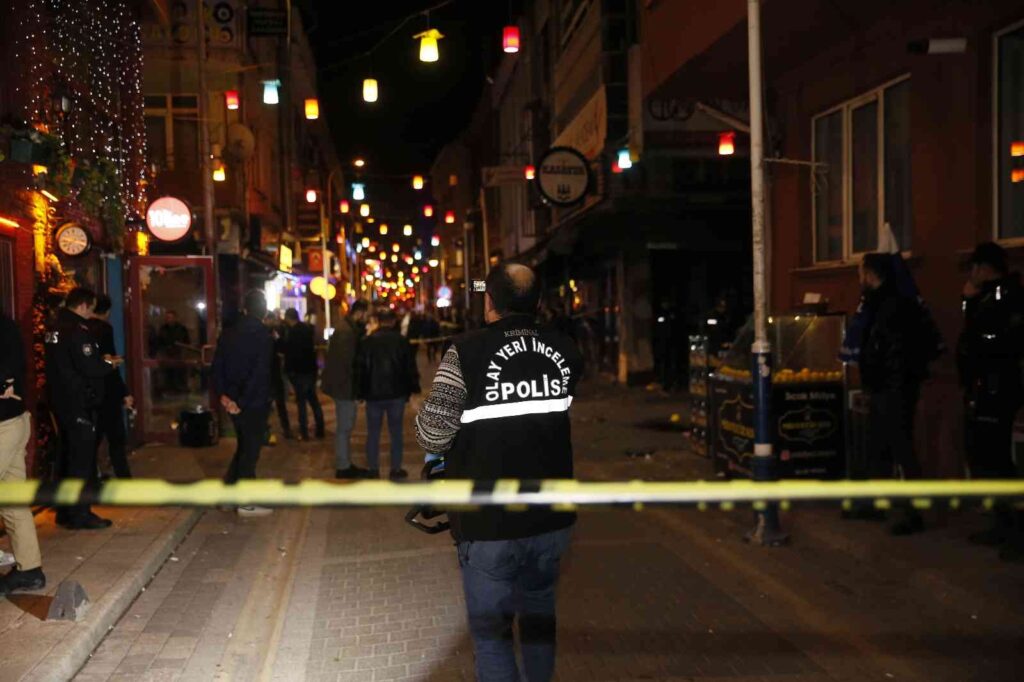 Eğlence Mekanı Önünde Si̇lahlı Kavga: 2 Yaralı