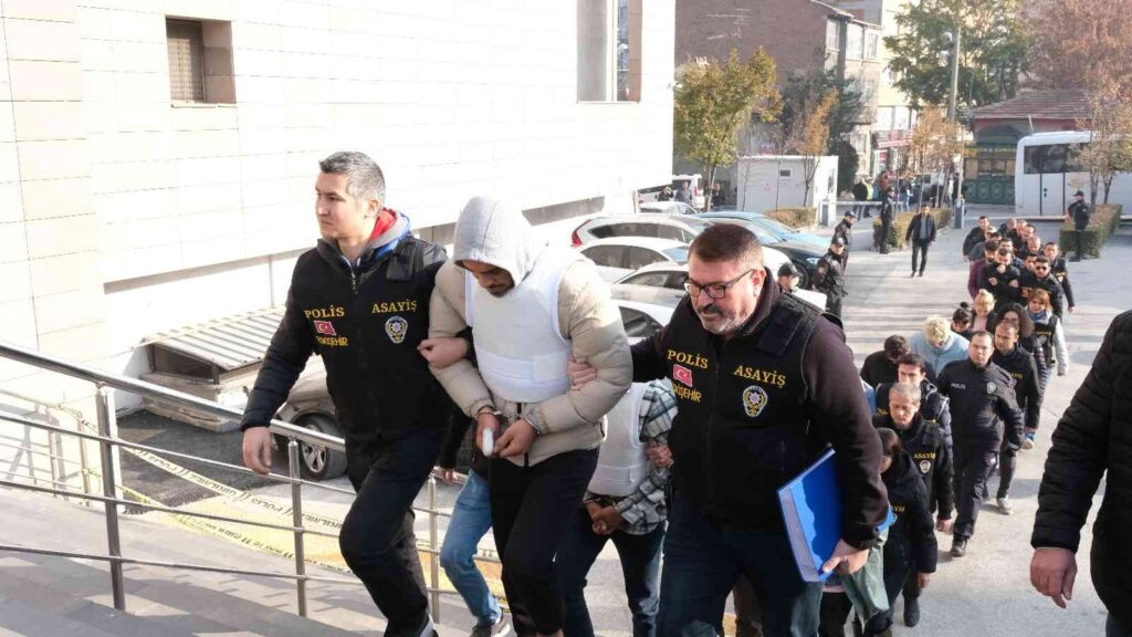 Eğlence Mekanındaki̇ Ci̇nayeti̇n Şüpheli̇si̇ 17 Ki̇şi̇ Adli̇yeye Sevk Edi̇ldi̇