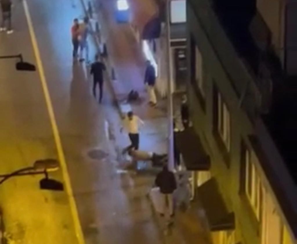 Eğlence Mekânındaki̇ Çıkan Kavga Sokağa Taştı: 4 Yaralı, 5 Gözaltı