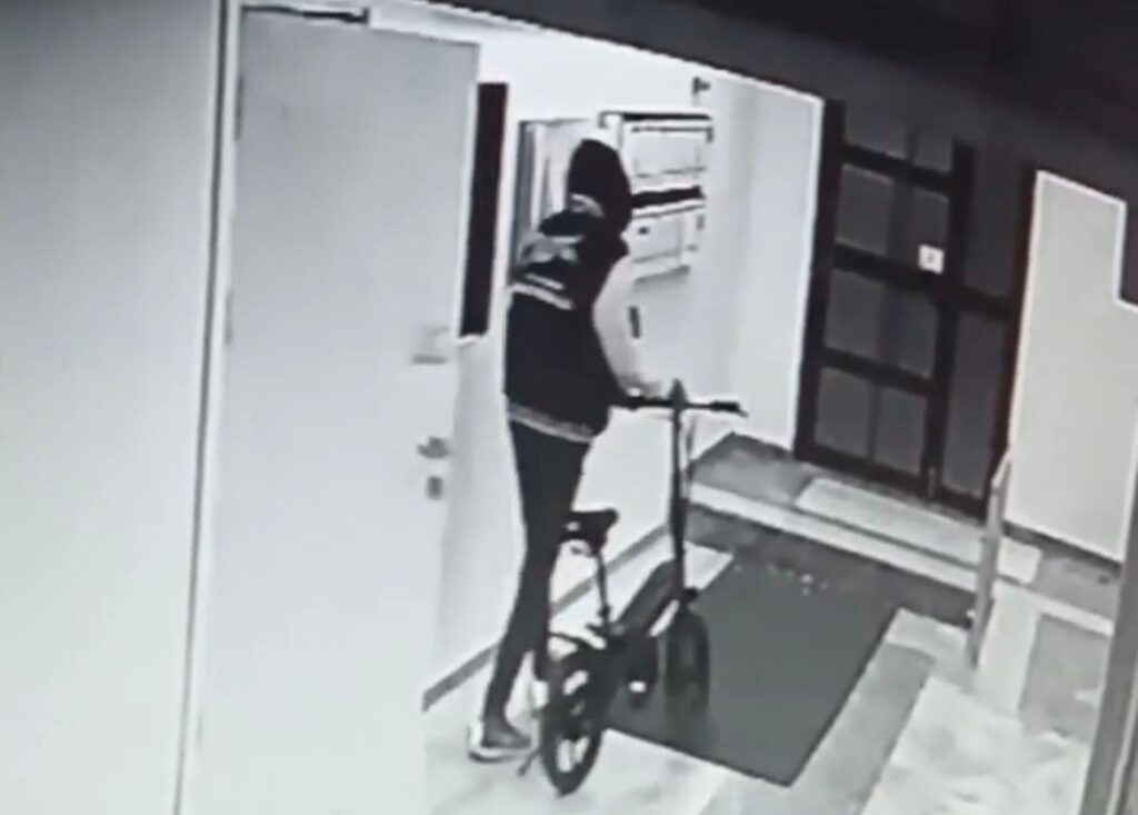 Elektri̇kli̇ Bi̇si̇klet Hırsızı Güvenli̇k Kamerasına Yakalandı