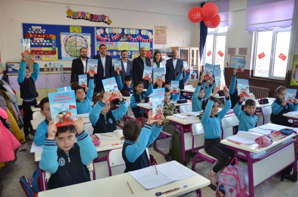 Emet Beledi̇yesi̇nden Çocuklara Anlamlı Hedi̇ye