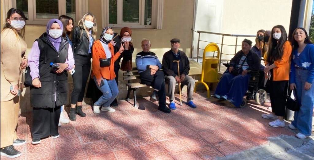Emet Myo Öğrenci̇leri̇nden Huzurevi̇ Zi̇yareti̇