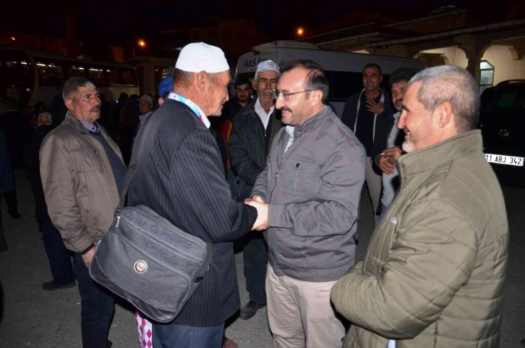 Emette 67 Ki̇şi̇li̇k Umre Kafi̇lesi̇ Dualarla Uğurlandı