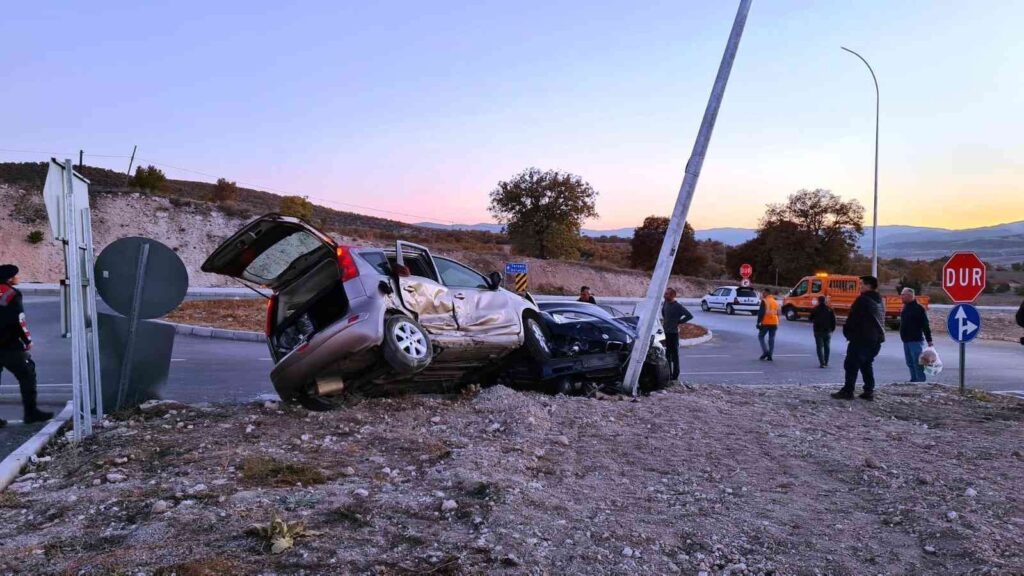 Emette İki̇ Otomobi̇l Çarpıştı: 1 Ölü, 4 Yaralı