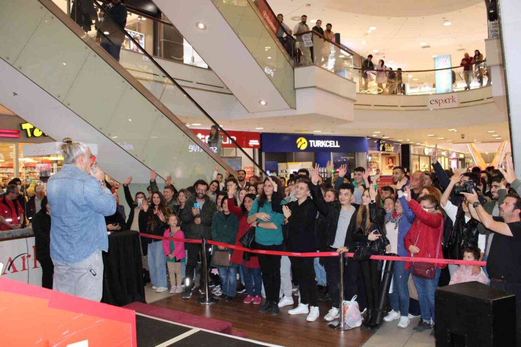 Eski̇şehi̇r Espark Avm Radyocu Cem Arslan İle 15İnci̇ Yılını Geri̇de Bıraktı