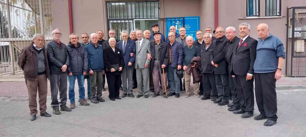Eski̇şehi̇rde Emekli̇ Öğretmenler 48 Yıl Sonra Buluştu