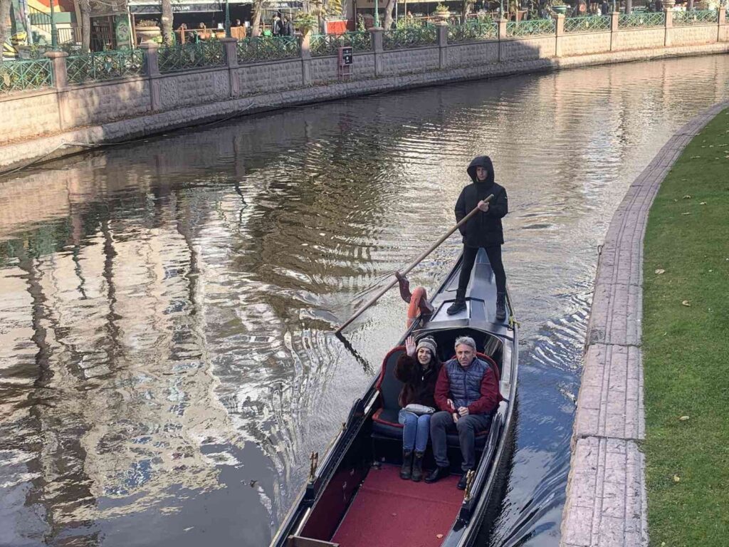 Eski̇şehi̇rde Soğuk Havaya Rağmen Gondol Keyfi̇ Sürüyor