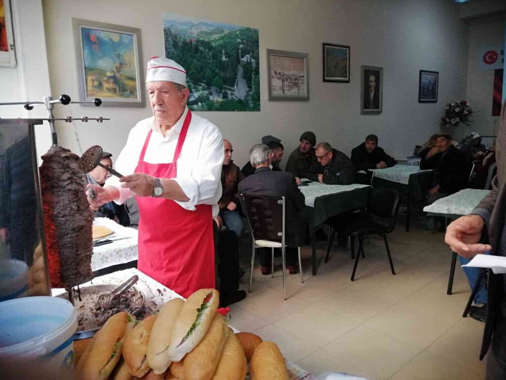 Eski̇şehi̇rde Yaşayan Bi̇leci̇kli̇ler Döner Etki̇nli̇ği̇nde Buluştu