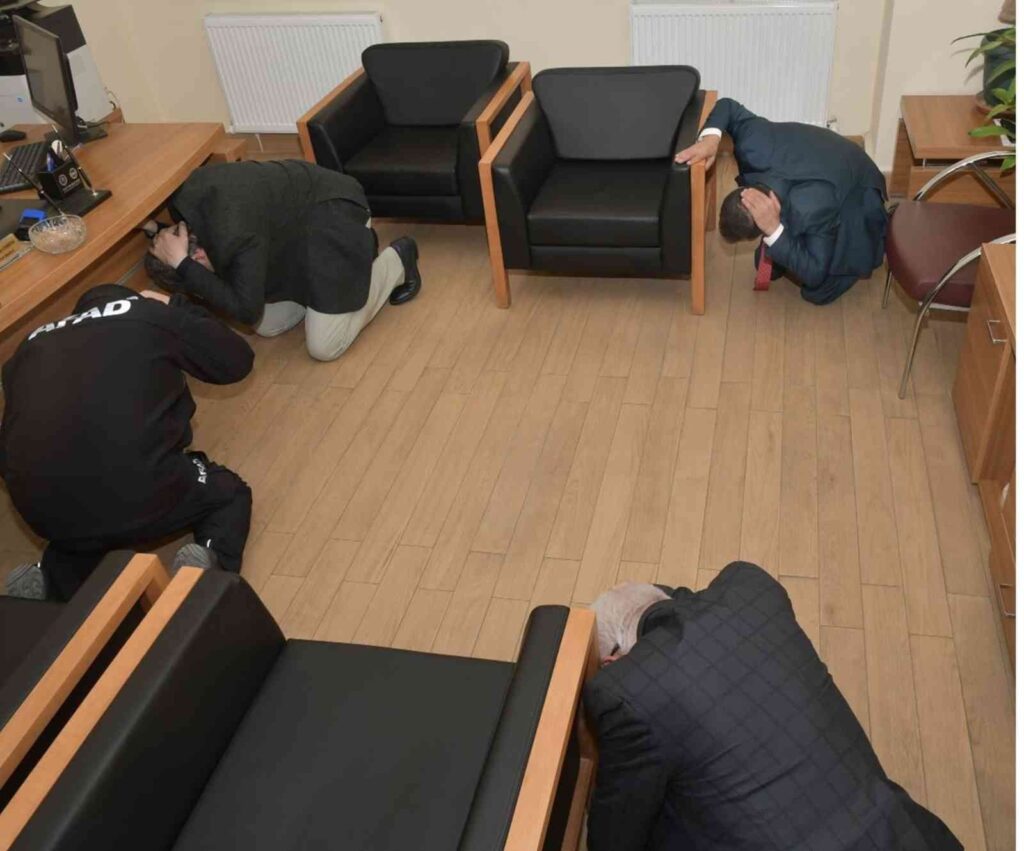 Eski̇şehi̇rdeki̇ Kyk Yurtlarında Deprem Tatbi̇katı Yapıldı