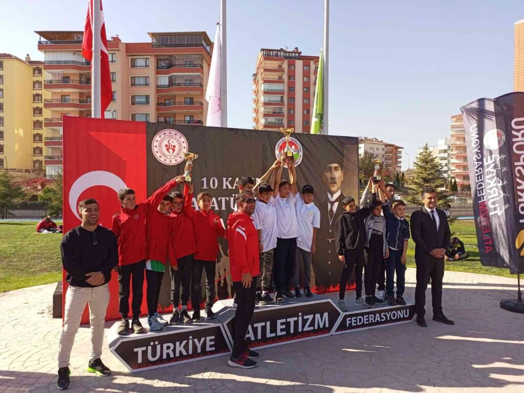 Eski̇şehi̇rli̇ Sporcular 10 Kasım Koşusunu Dereceyle Tamamladı