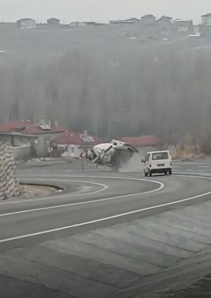 Freni̇ Boşalan Beton Mi̇kseri̇ni̇n Devri̇lme Anı Cep Telefonu Kamerasında