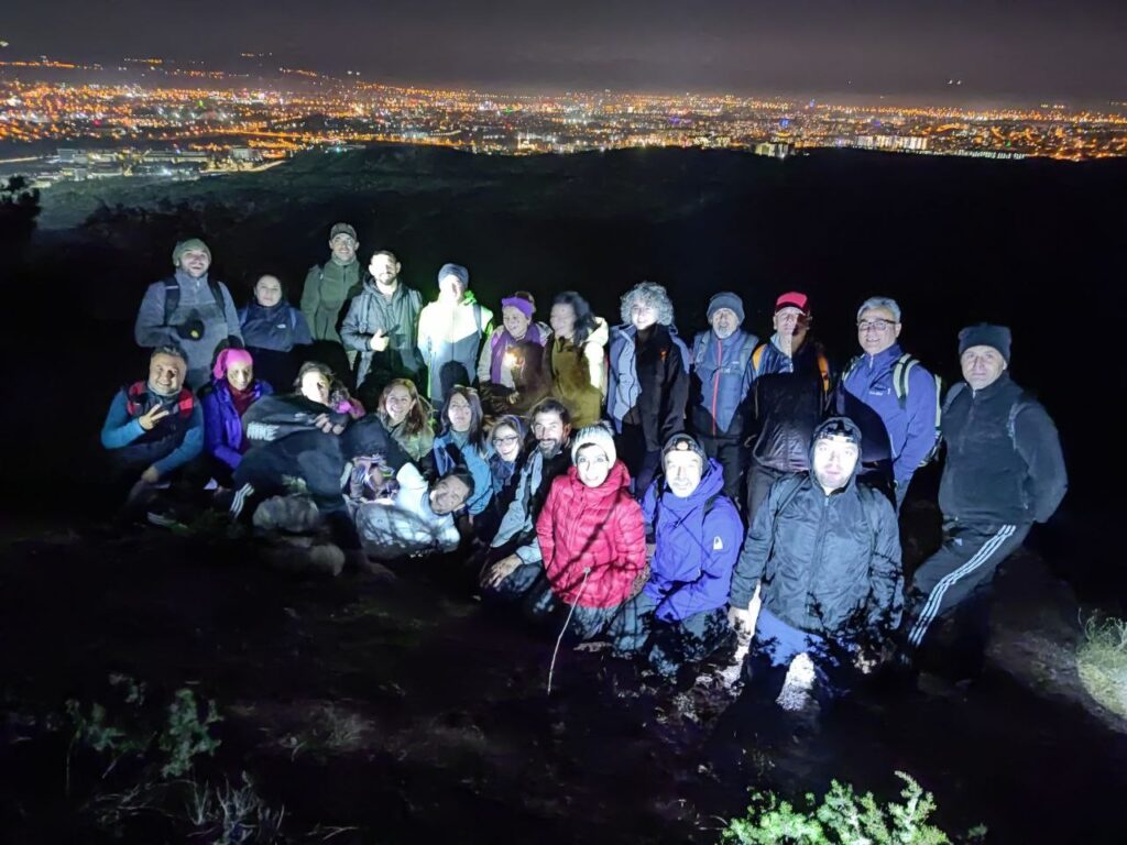 Gece Yürüyüşçüleri̇ne Dolunay Eşli̇k Etti̇