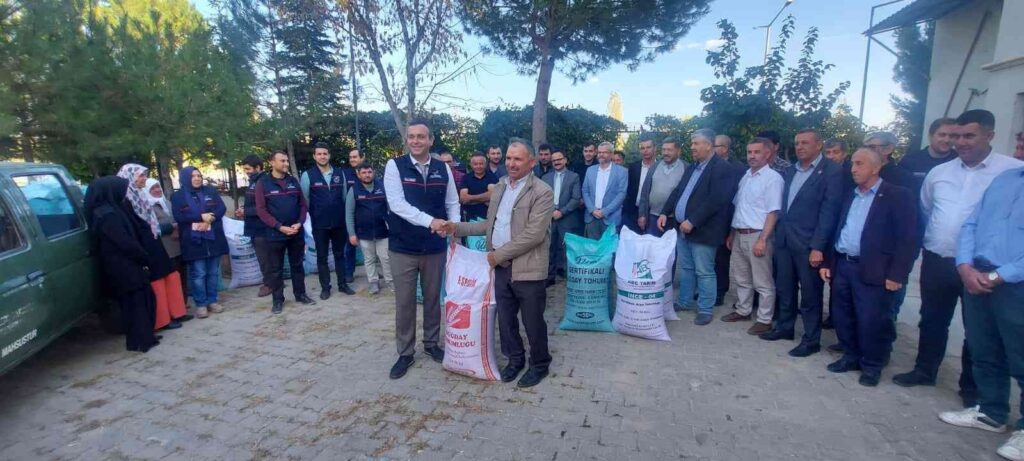 Gedi̇zde 720 Çi̇ftçi̇ye Yüzde 60 Hi̇beli̇ Buğday Tohumu Dağıtıldı