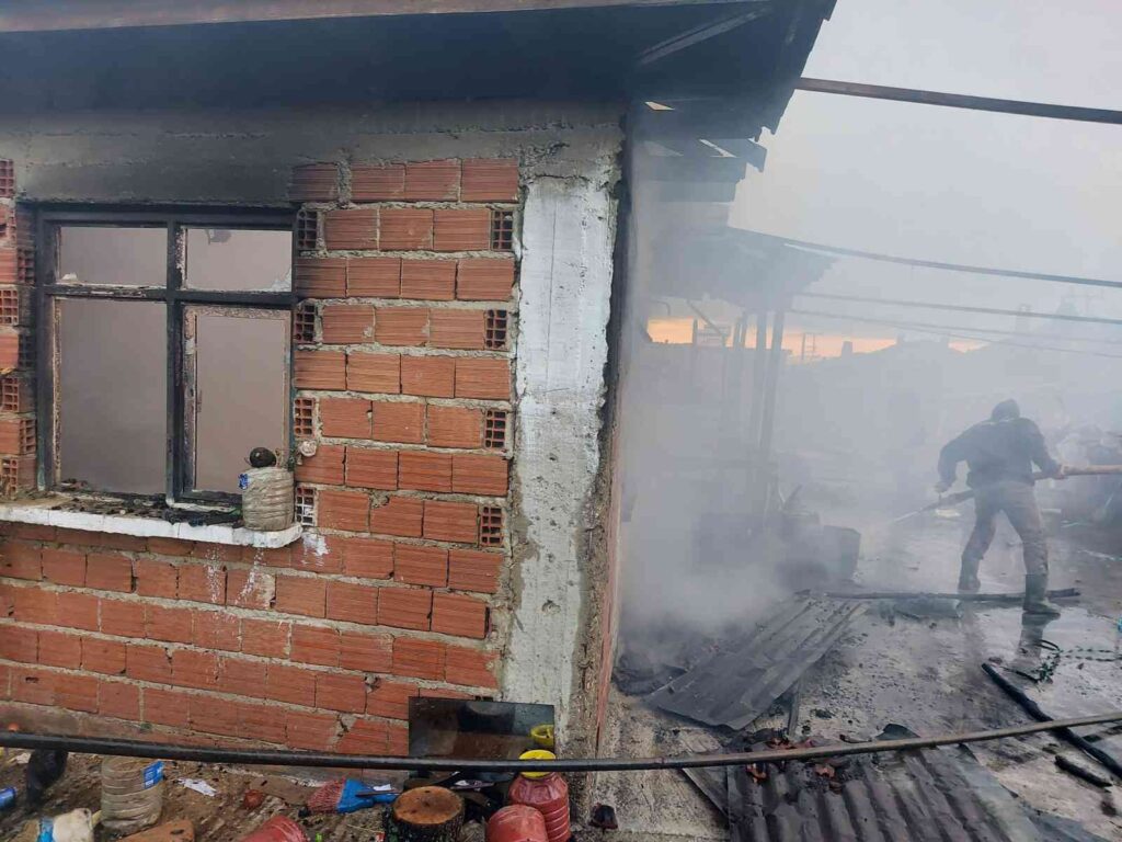 Gedi̇zde Bi̇r Ev Yangında Kullanılamaz Hale Geldi̇