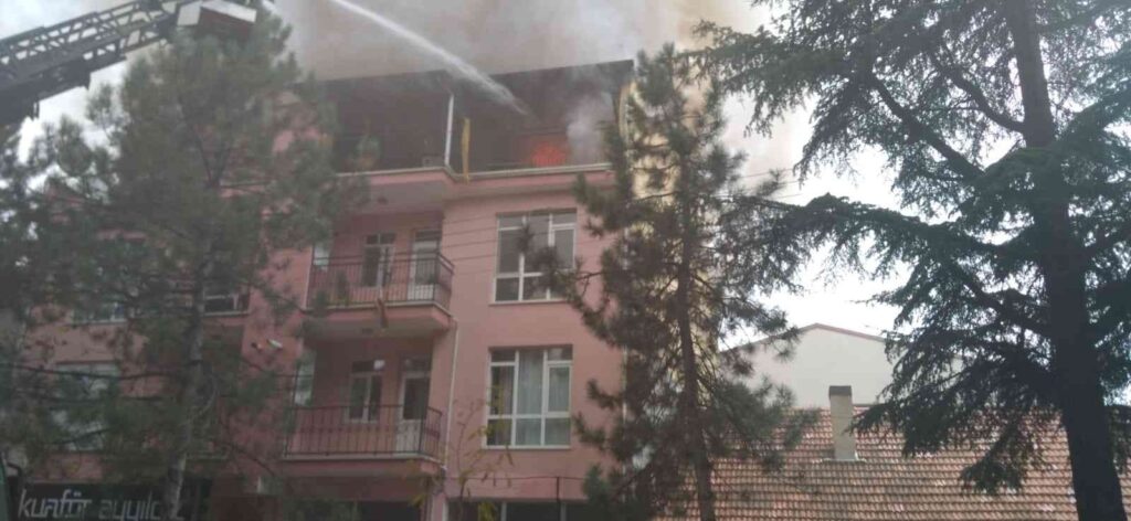 Gedi̇zde Çatı Katı Yangını Korkuttu