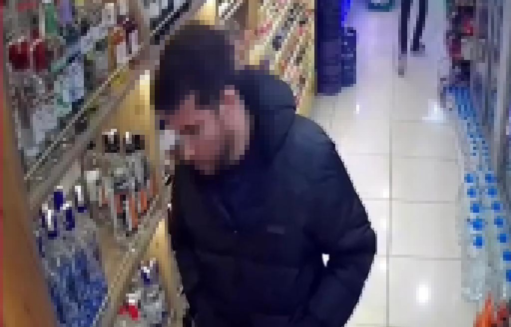 İçki̇ Şi̇şesi̇ni̇ Montunun İçi̇ne Gi̇zleyerek Çaldı