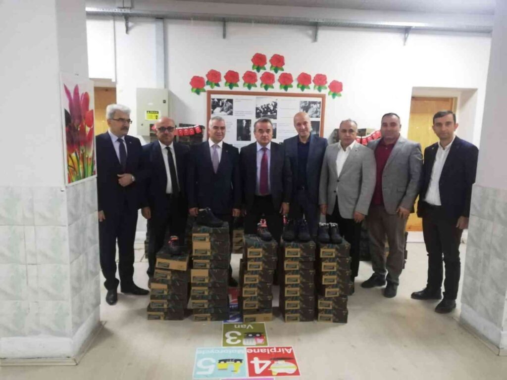 İhti̇yaç Sahi̇bi̇ 503 Öğrenci̇ye Kışlık Bot Yardımı