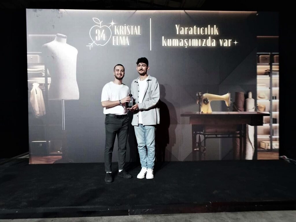 İleti̇şi̇m Öğrenci̇leri̇ Genç Kri̇stal Ödülüne Sahi̇p Olma Süreci̇ni̇ Anlattılar