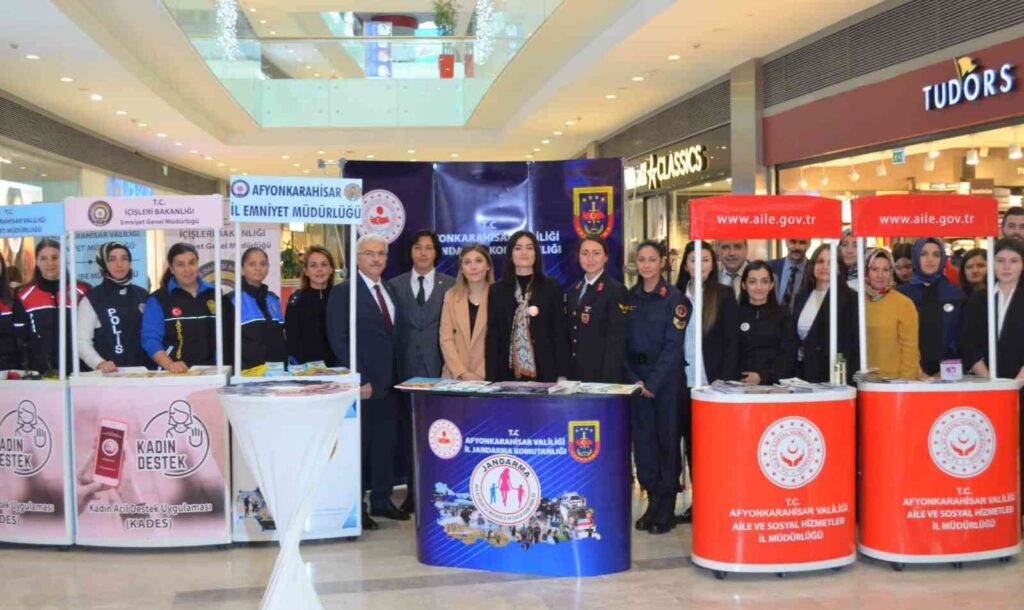 Kadına Şi̇ddetle Mücadeleyi̇ Stant Açarak Anlattılar